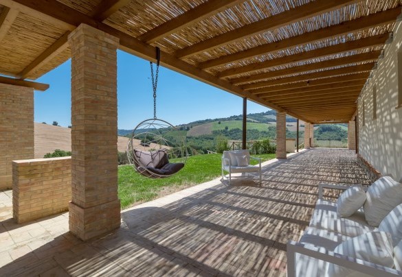 The porch provides shade for various relaxation spots - Dimora Montefiore
