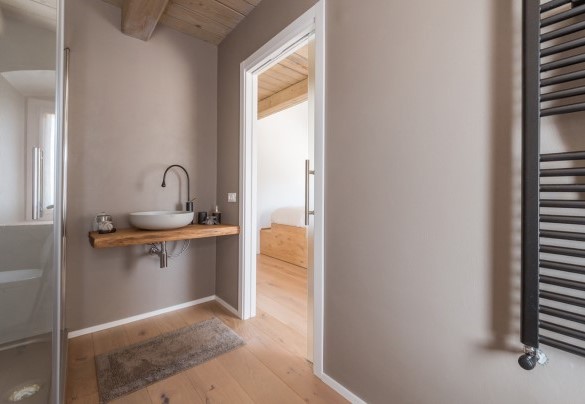 The en-suite bathroom with a shower - Dimora Montefiore