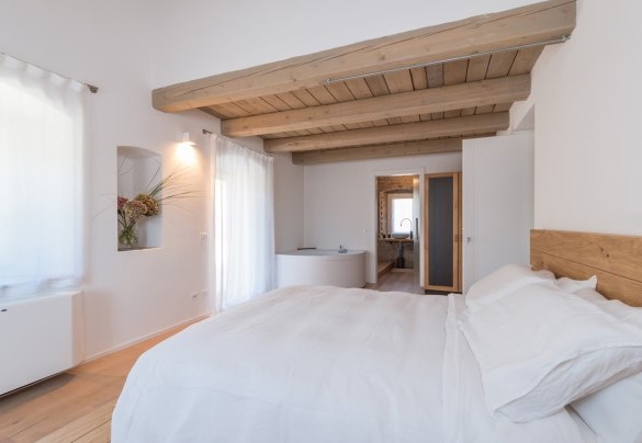 The master bedroom with a whirlpool tub - Dimora Montefiore