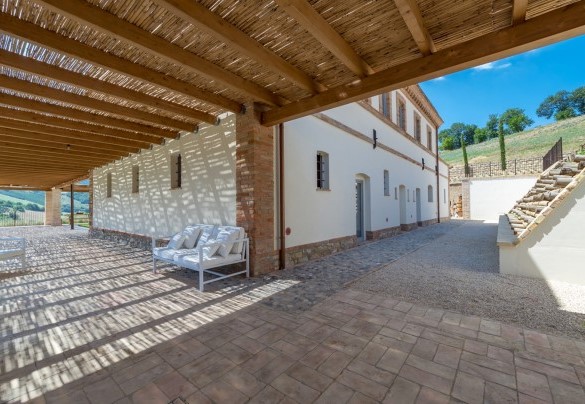 The porch provides shade for various relaxation spots - Dimora Montefiore