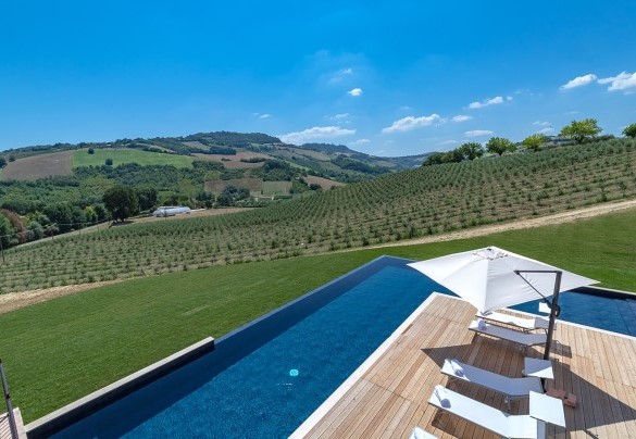 The pool is lined with dark blue PVC, entry into the water is via steps - Dimora Montefiore