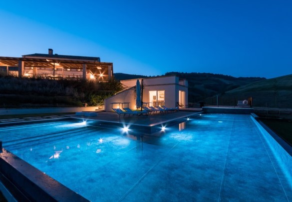 The stunning L-shaped infinity pool - Dimora Montefiore