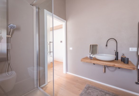 The en-suite bathroom with a shower - Dimora Montefiore