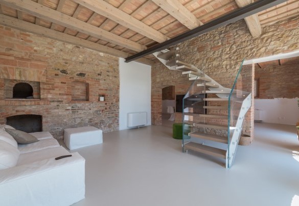 The living room with TV and sofa - Dimora Montefiore