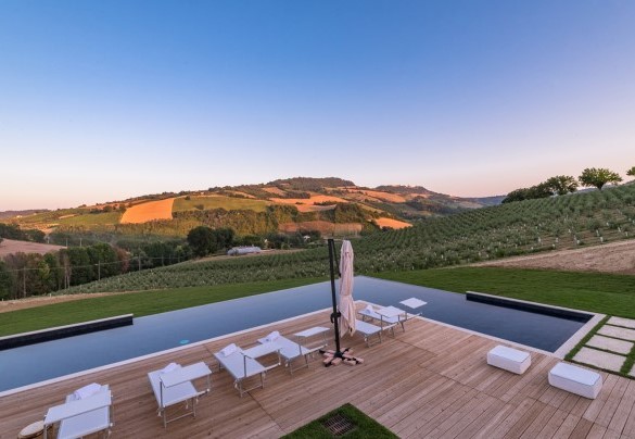 From the infinity pool, you can appreciate the sunset - Dimora Montefiore