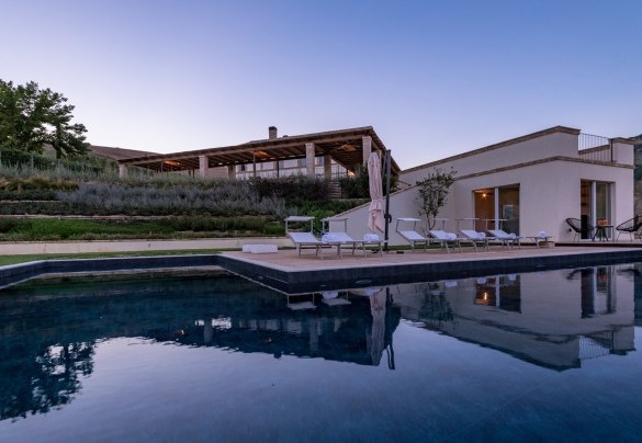 The pool is lined with dark blue PVC, entry into the water is via steps - Dimora Montefiore