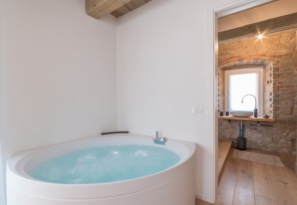 The master bedroom with a whirlpool tub - Dimora Montefiore