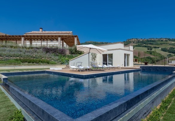 The stunning L-shaped infinity pool - Dimora Montefiore