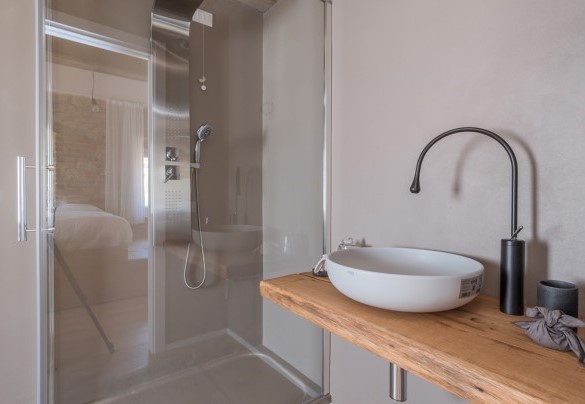 The en-suite bathroom with a shower for the triple bedroom - Dimora Montefiore