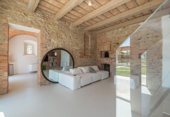 The living room with TV and sofa - Dimora Montefiore