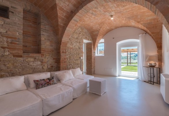 The room with the large sofa is connected to the outside - Dimora Montefiore