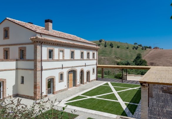 The charming inner courtyard - Dimora Montefiore