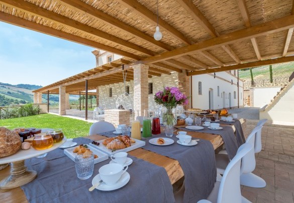 The outdoor porch is the perfect place for outdoor breakfasts - Dimora Montefiore