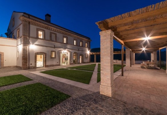 The illuminated inner courtyard - Dimora Montefiore