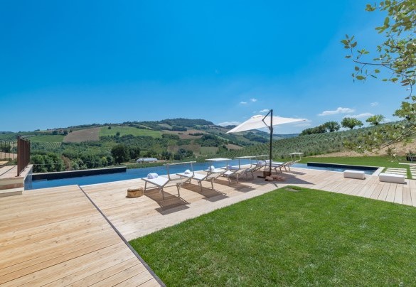 The solarium area with teak sun loungers - Dimora Montefiore