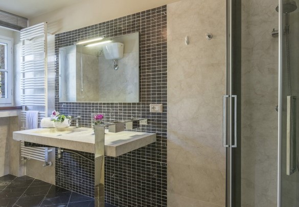 Bagno con doccia al piano terra nella casa principale - Dimora Rovena