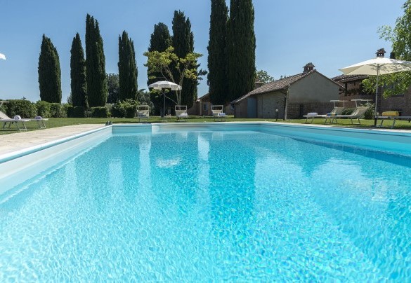 La piscina e la zona prendisole attrezzata con lettini, ombrelloni e doccia esterna - Dimora Rovena