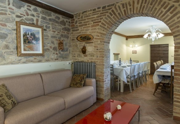 Salotto al piano terra della casa principale comunica con la sala da pranzo - Dimora Rovena 