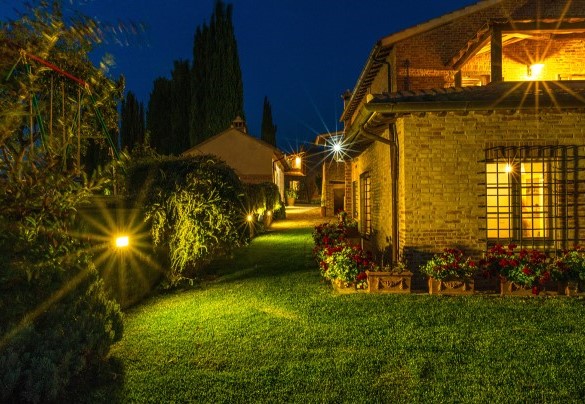 Il magnifico casale illuminato di notte - Dimora Rovena  