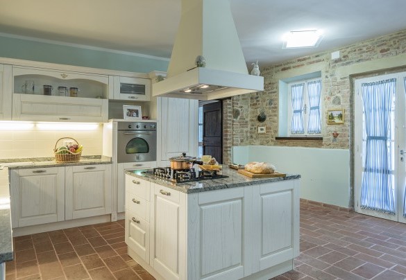 Cucina al piano terra della casa principale - Dimora Rovena 