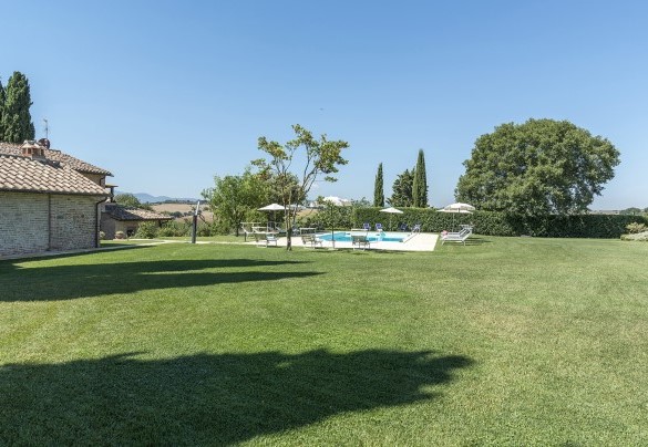 Circa 3000 mq di prato e giardino che contornano le strutture abitative e le aree attrezzate - Dimora Rovena  