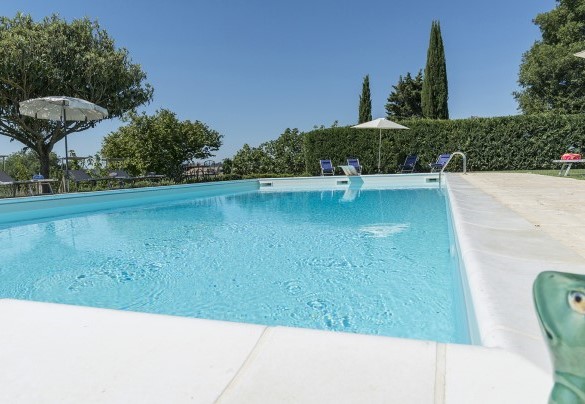 La piscina misura 6 x 12 m ed ha una profondità compresa tra 1.50 e 2.80 m - Dimora Rovena 