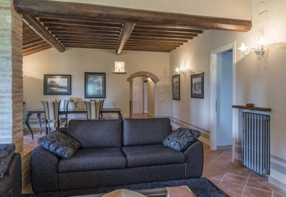 Salotto con TV al primo piano della casa principale - Dimora Rovena 