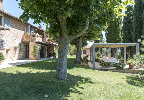 Il casale prinicipale e il gazebo - Dimora Rovena  