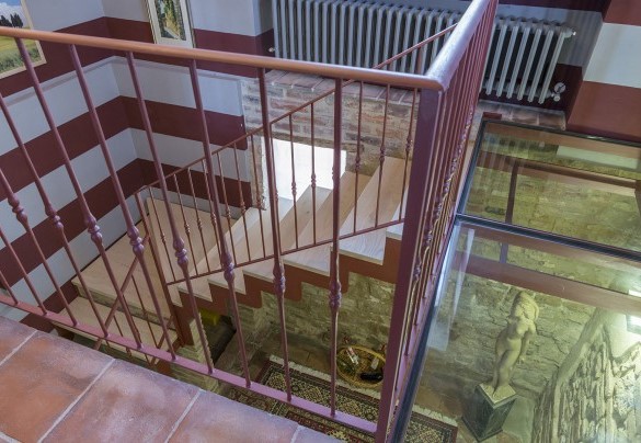 La scalinata per il primo piano - Dimora Rovena