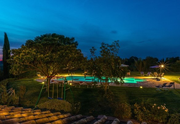 La zona piscina illuminata - Dimora Rovena  