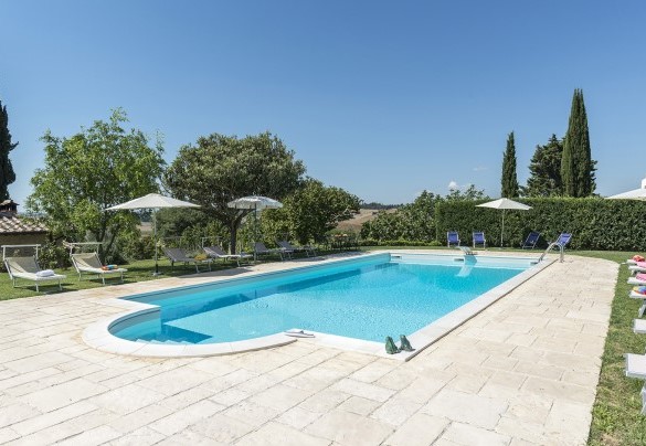 La piscina è brevemente raggiungibile sia dagli annessi che dal casale principale - Dimora Rovena 