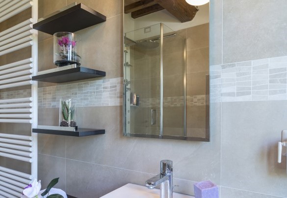 Bagno con doccia idromassaggio al piano terra nella casa principale - Dimora Rovena
