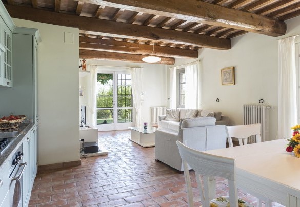 Open plan con salotto,area pranzo e cucina al piano terra della casa principale - Dimora Rovena