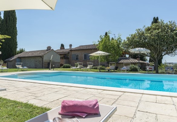 La piscina e sullo sfondo il casale - Dimora Rovena  