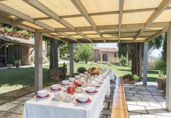Il grande gazebo per mangiare e per sostare al fresco - Dimora Rovena