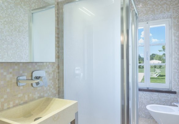 Bagno con doccia al primo piano nella casa principale - Dimora Rovena
