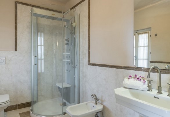 Bagno en suite con doccia al primo piano nella casa principale - Dimora Rovena