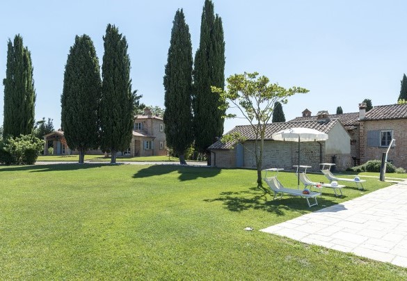E' composta dalla villa padronale e da ben tre annessi adiacenti - Dimora Rovena 