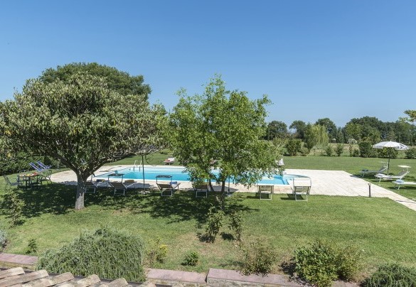 La piscina abbracciata da alberi ad alto fusto - Dimora Rovena    