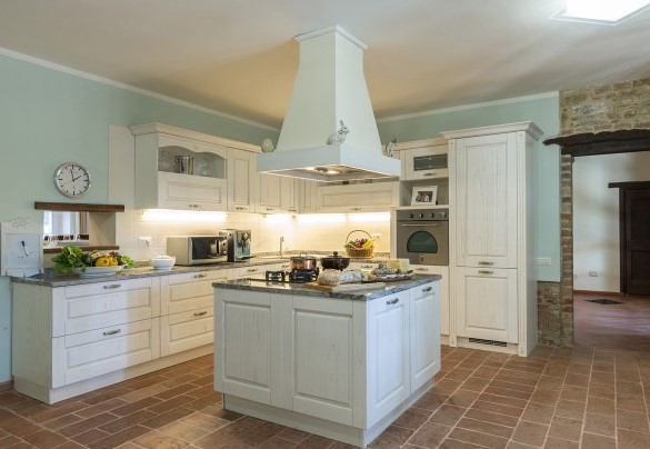 Cucina al piano terra della casa principale - Dimora Rovena