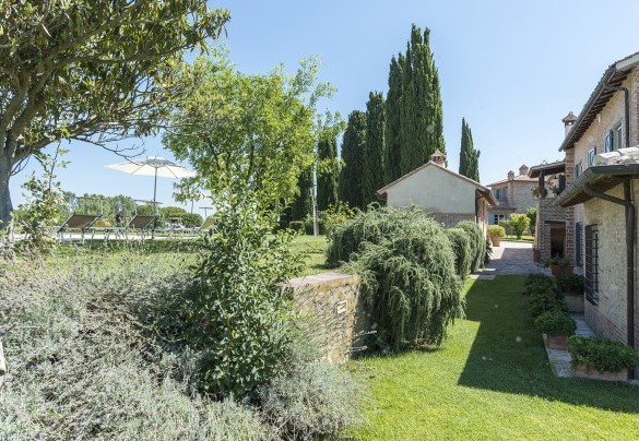 La piscina dista pochi metri dal casale - Dimora Rovena  