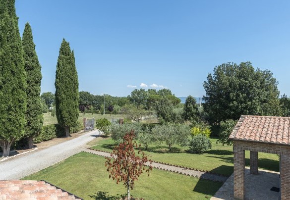 Il cancello d’ingresso in proprietà, superato il quale si giunge, alla zona parcheggio - Dimora Rovena  