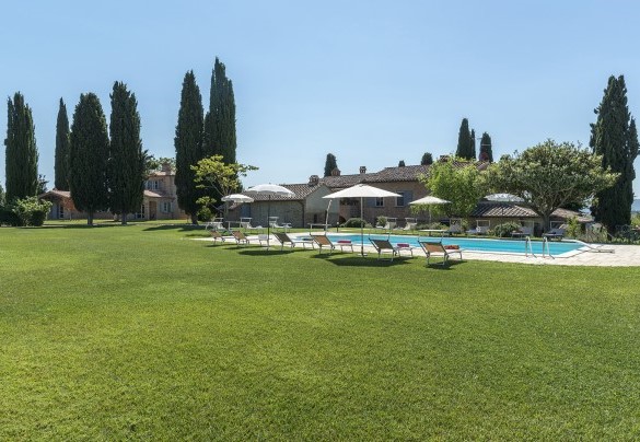 Il casale si trova a cinque chilometri da Castiglione del Lago e dalle sponde del Lago Trasimeno - Dimora Rovena