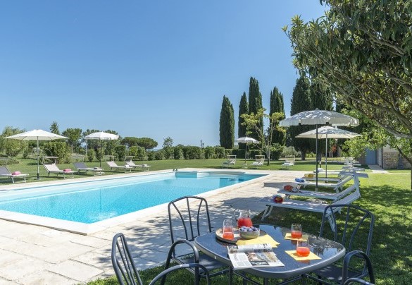 In un’area del giardino affacciata su un paesaggio aperto e panoramico è adagiata la bellissima piscina - Dimora Rovena