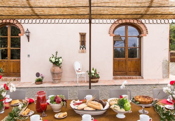 La pergola con il tavolo da pranzo esterno comodamente collocata vicino alla sala d pranzo – Dimora San Germano