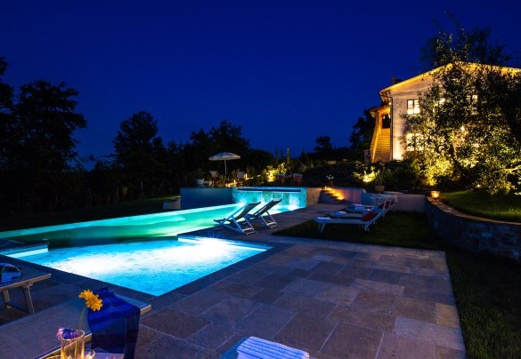 L’illuminazione interna alla vasca ed esterna permettono di fruire dell’area piscina in occasioni serali e notturne - Dimora San Germano