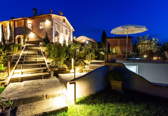 La villa avvolta da luci dai toni caldi e soffusi – Dimora San Germano