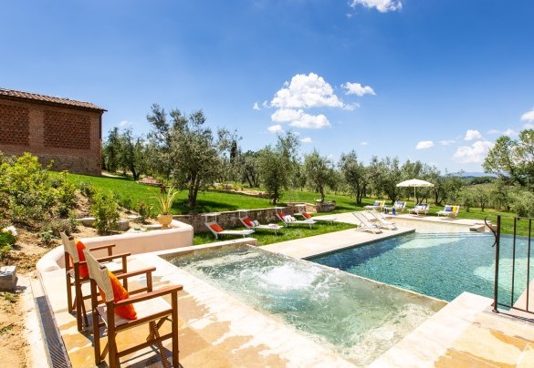 La piscina composta da tre vasche, crea un gioco d’acqua a cascate – Dimora San Germano