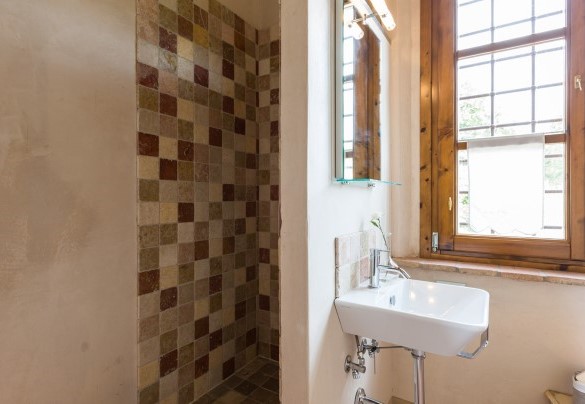Bagno con doccia n.5, en-suite alla camera n.7. AP3 – Dimora San Germano