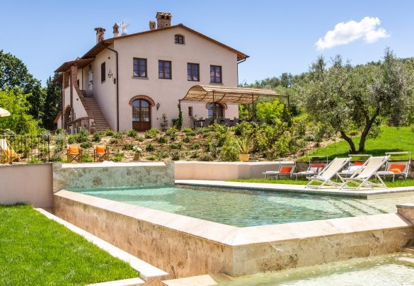 Posizionata a livello del terreno l’ultima vasca, dedicata ai bambini, è collegata alle prime due da una simpatica cascata a sfioro, per la sicurezza dei bambini altezza è di 40 cm con dimensione di 2 x 3.5 m – Dimora San Germano